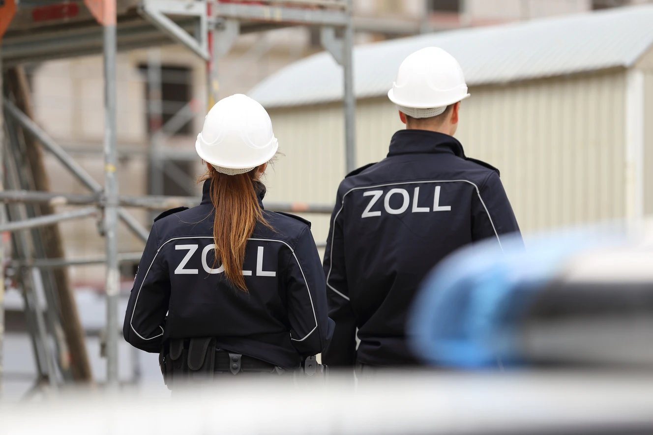 Zöllner auf einer Baustelle — © Zoll