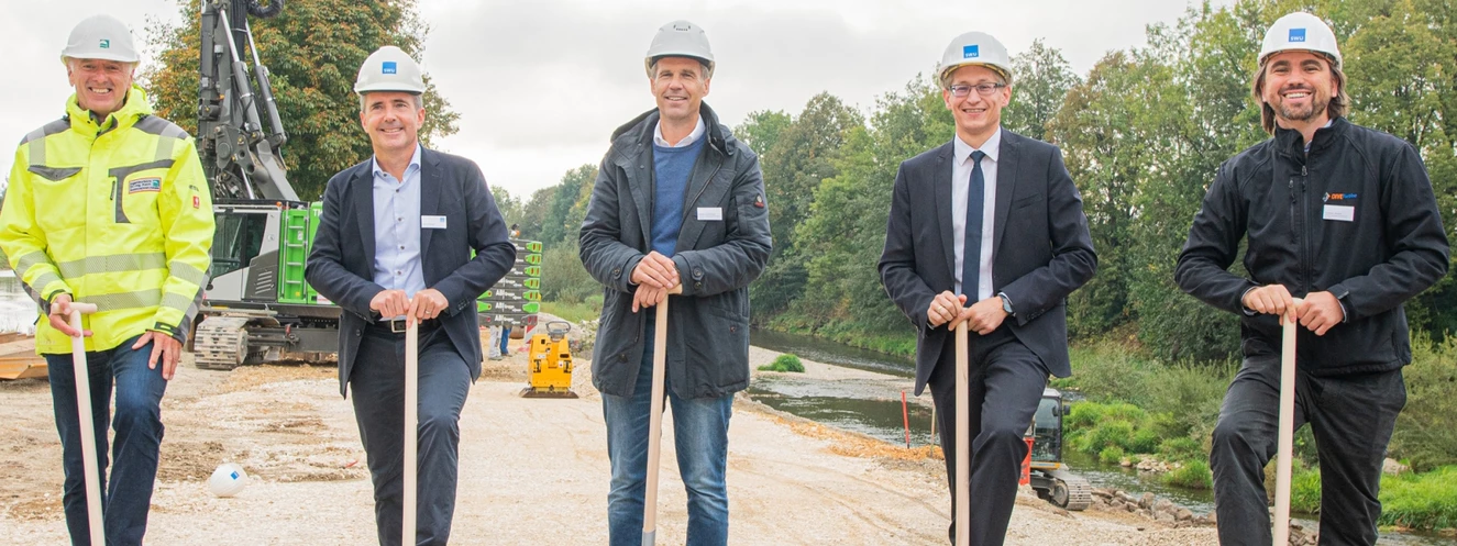 Auf dem Foto sind (von links nach rechts): Michael Schuchert (Ingenieurbüro Dr.-Ing. Koch), Bernd Adolph (SWU Energie GmbH), Steffen Lutzenberger (Xaver Lutzenberger GmbH & Co.KG), Andreas Braun (Gemeinde Öpfingen – Bürgermeister); Christian Winkler (DIVE Turbinen GmbH & Co. KG) — © SWU
