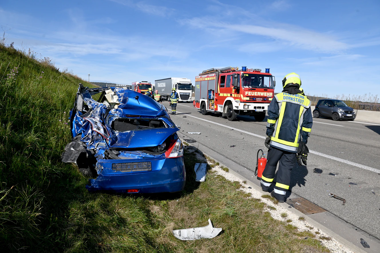 A8 Temmenhausen : Laster kracht in Auto und schiebt es vor sich her — © Thomas Heckmann