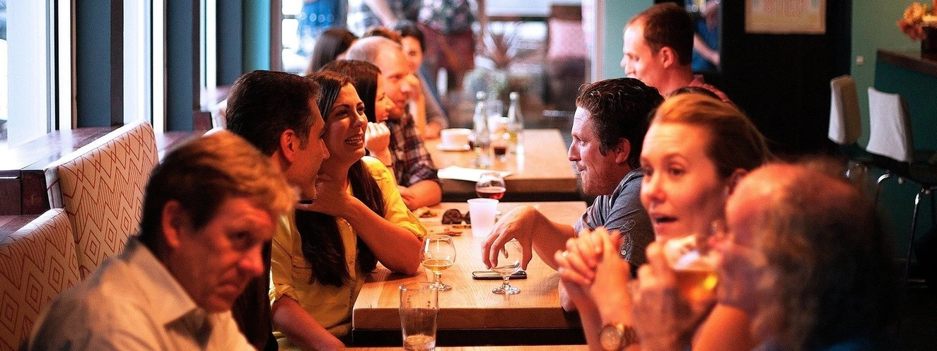 Ein Restaurant mit vielen Menschen beim Essen.