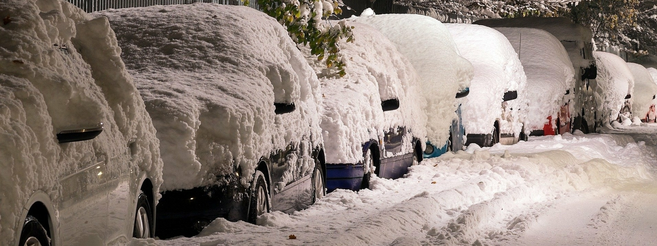 geparkte Autos, von Schnee bedeckt