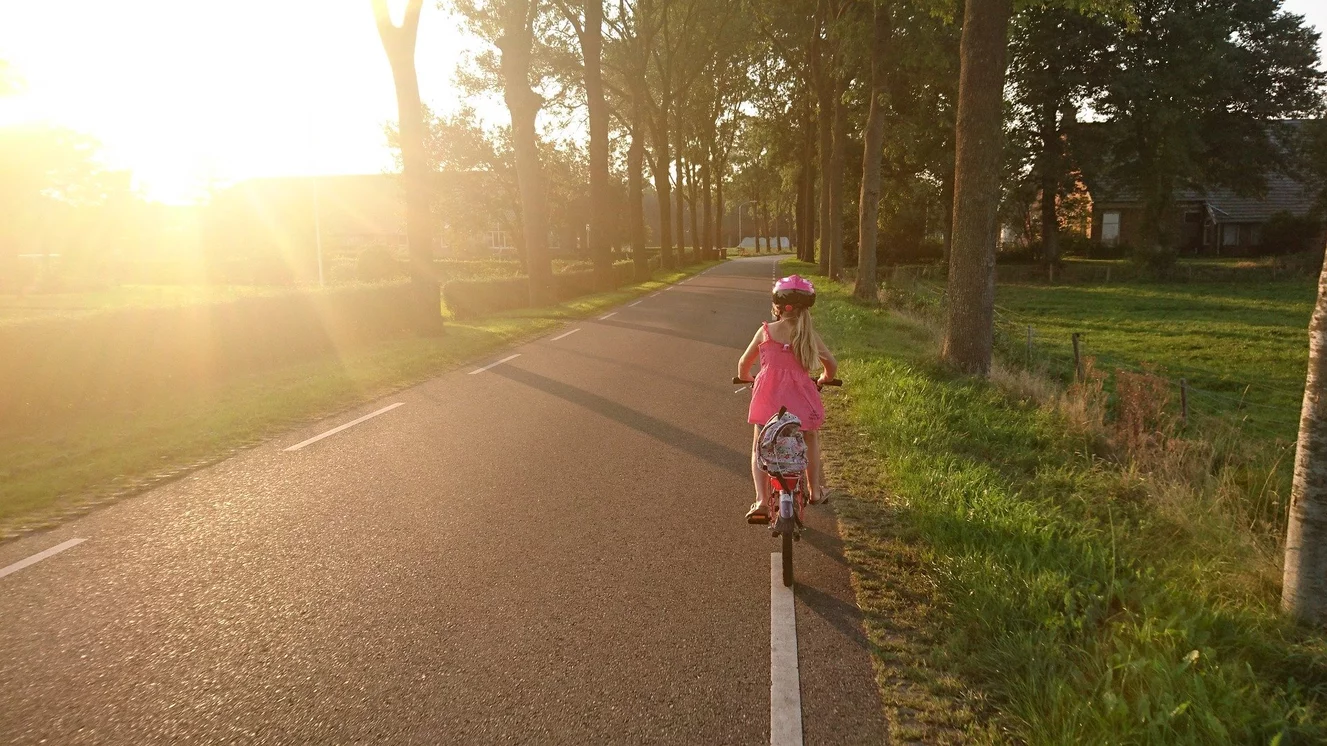 Ein Mädchen fährt Fahrrad