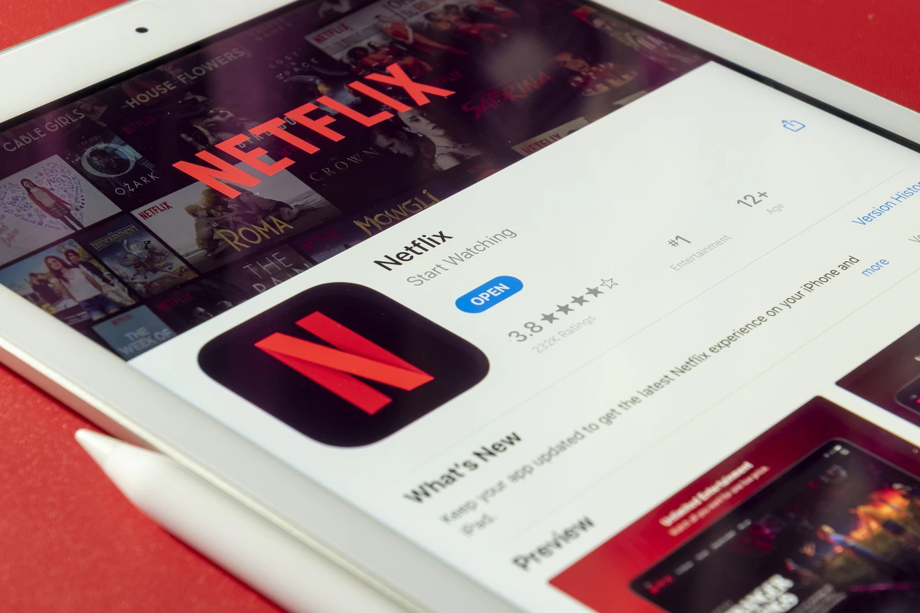 Netflix Logo auf dem Tablet