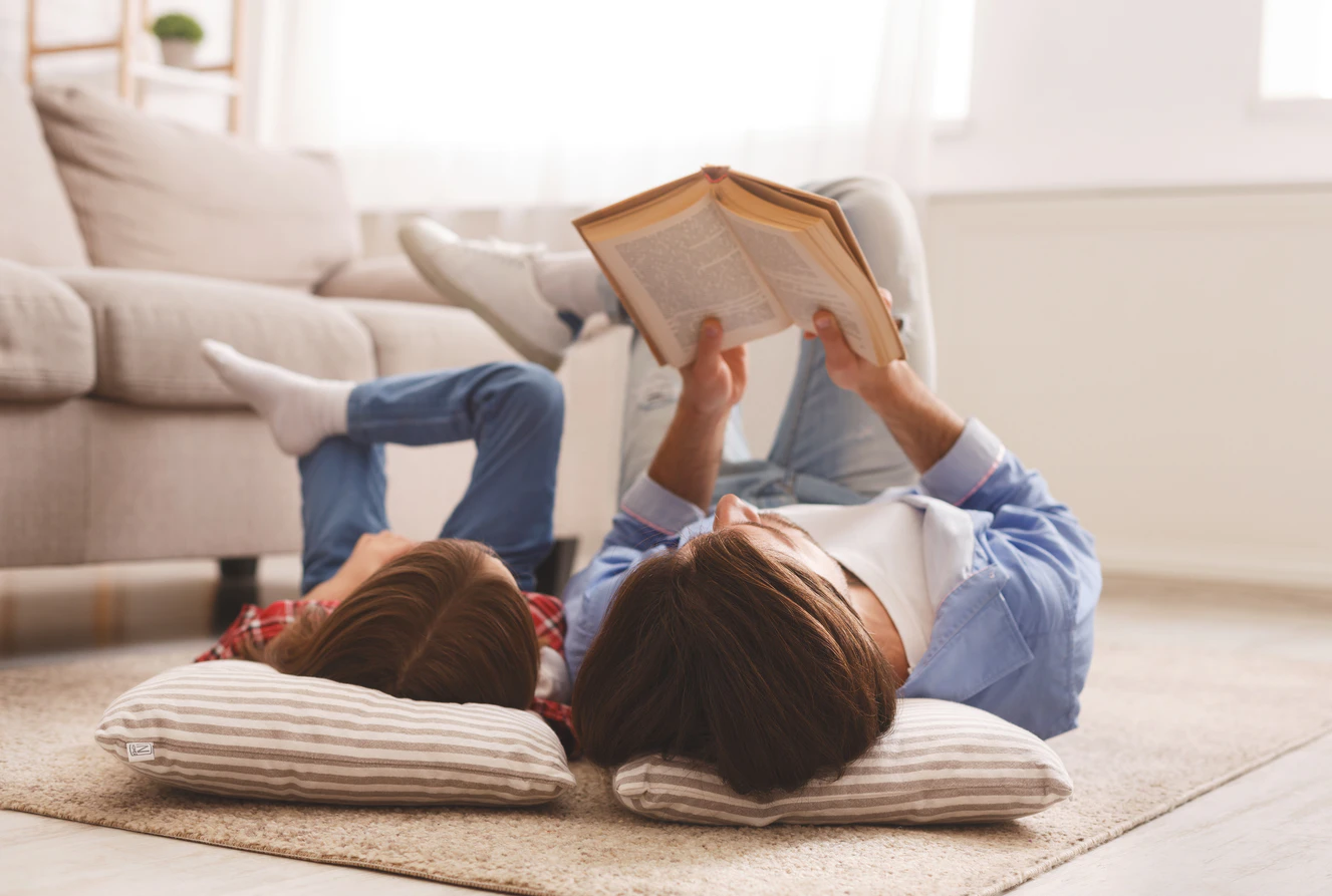 Eine Mutter und ihr Kind lesen ein Buch