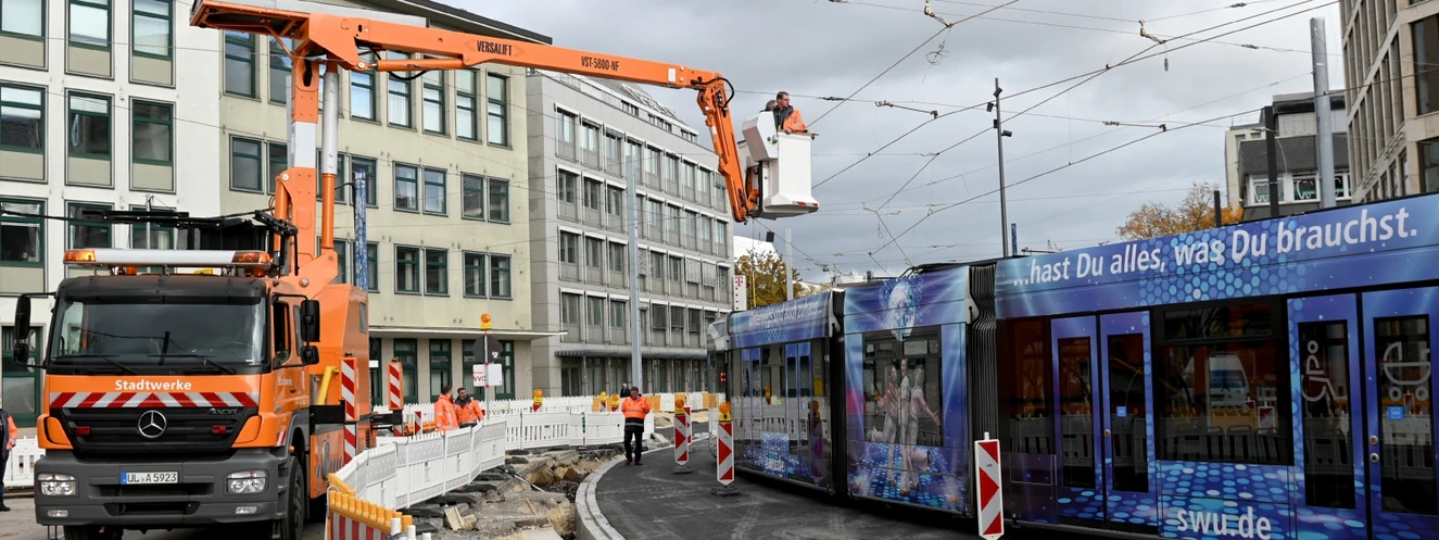 Baggerfahrer reißt Fahrleitung ab — © Thomas Heckmann