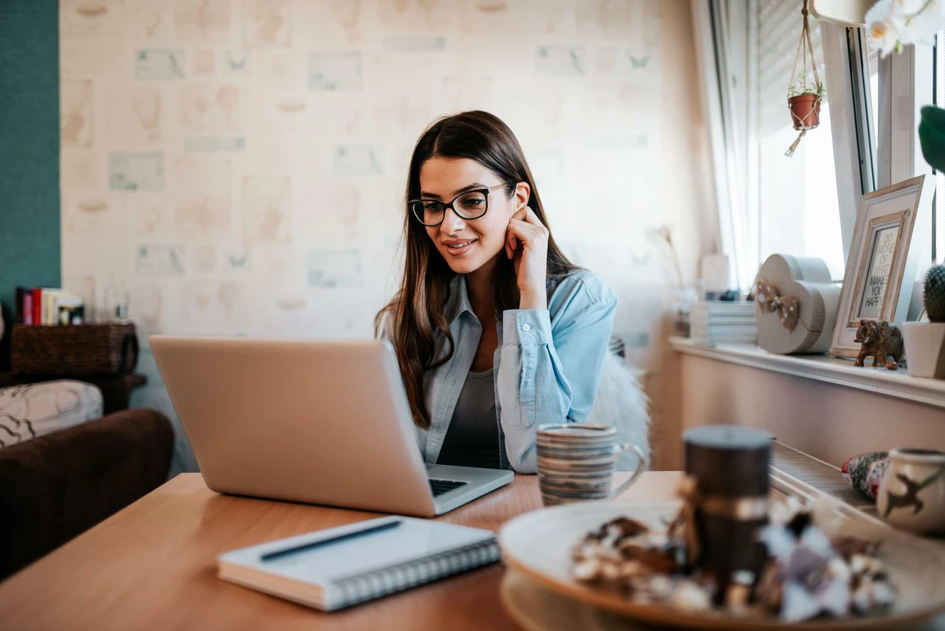 Frau vor einem Laptop — © Adobe Stock / bnenin / 202175983