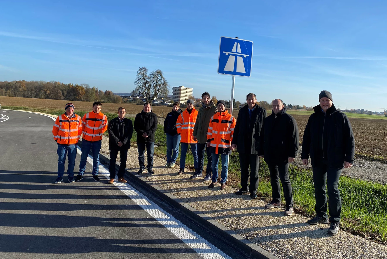 Bild (v. l.): Thomas Schuhmacher, Manuel Bolsinger (beide Autobahn GmbH), Helmut Schönberger (Stadt Giengen), Alexander Martin, Anja Schauz (beide Xaver Lutzenberger GmbH & Co. KG, Pfaffenhausen), Sascha Weber (Autobahn GmbH), Tobias Lutzenberger (Firma Lutzenberger), Tobias Ehrmann (Autobahn GmbH), OB Dieter Henle (Stadt Giengen), Heiko Engelhard (Regierungspräsidium Stuttgart), Wolfgang Groll (G+H Ingenieurteam) — © Stadt Giengen an der Brenz