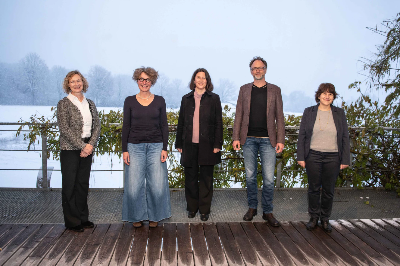 Dankbar für den neuen Stiftungsfonds (v.l.): Ellen Kamrad (Stiftung der Universität Ulm) und die Forschenden Prof. Anke Huckauf, Prof. Iris-Tatjana Kolassa, Prof. Harald Baumeister und Prof. Olga Pollatos, Vizepräsidentin der Universität Ulm für Lehre — © Eberhardt/Uni Ulm