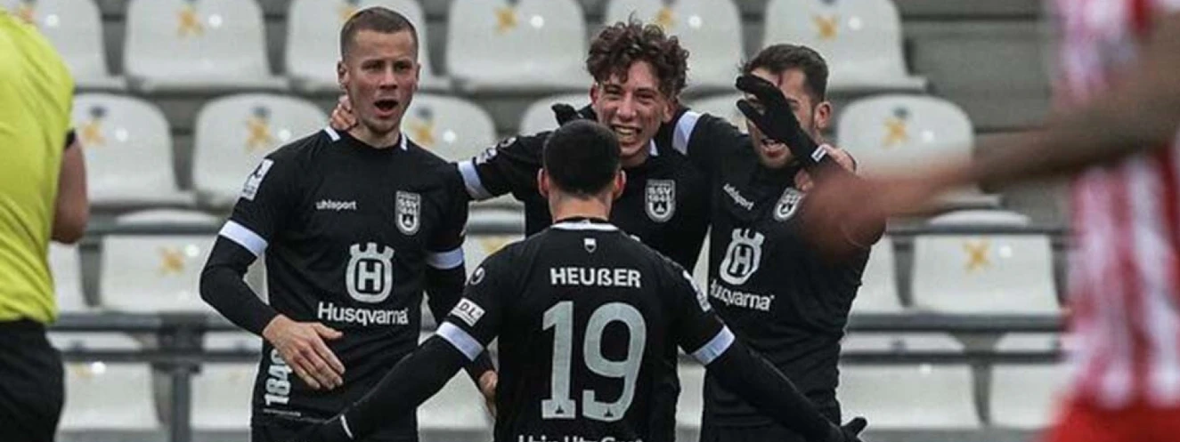 Das letzte Spiel des Jahres gewinnt der SSV Ulm 1846 Fussball durch den Treffer von Jannik Rochelt mit 1:0. Dadurch ist der SSV zu Weihnachten Tabellenführer. — © SSV Ulm 1846 Fußball 