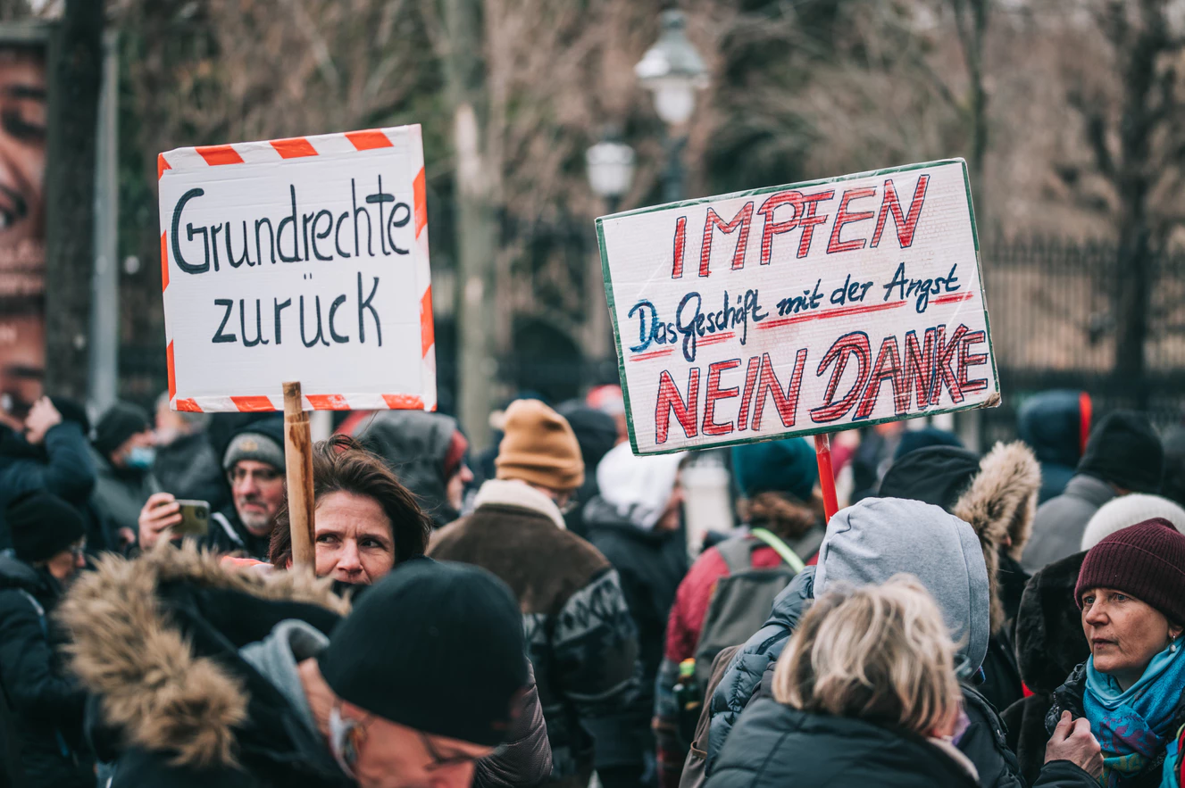Demonstranten bei Anti-Corona-Demo — © Ivan Radic/cc-by-2.0
