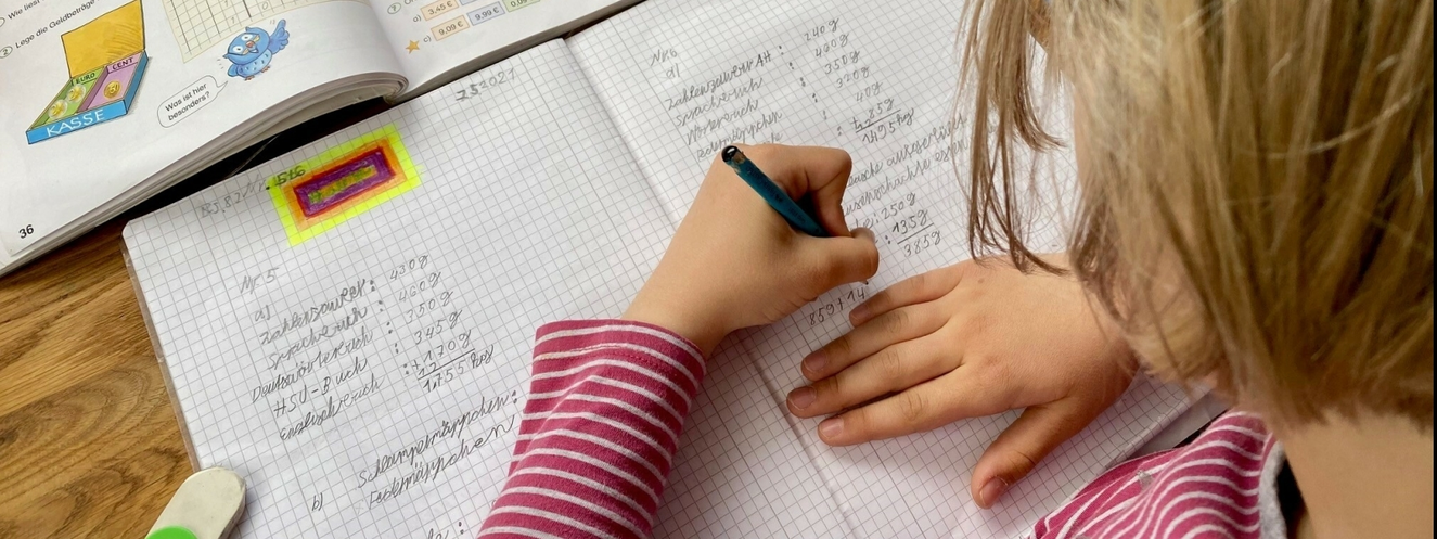 Kinder beim lernen — © Jenny Schack, LRA Günzburg