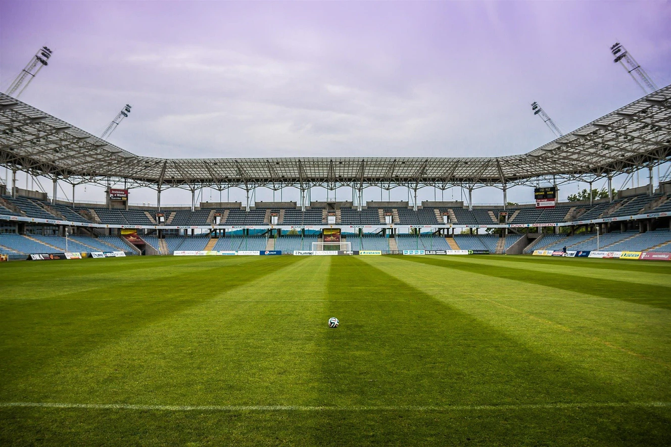 Fußball im leeren Stadion