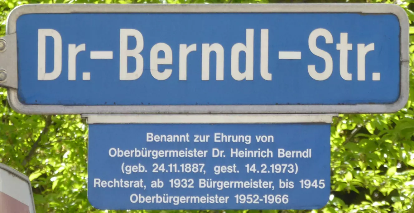 Straßenschild Dr.-Berndl-Straße (Ecke Buxacher Straße) in Memmingen — © Jakob Vogel/CC BY-SA 4.0
