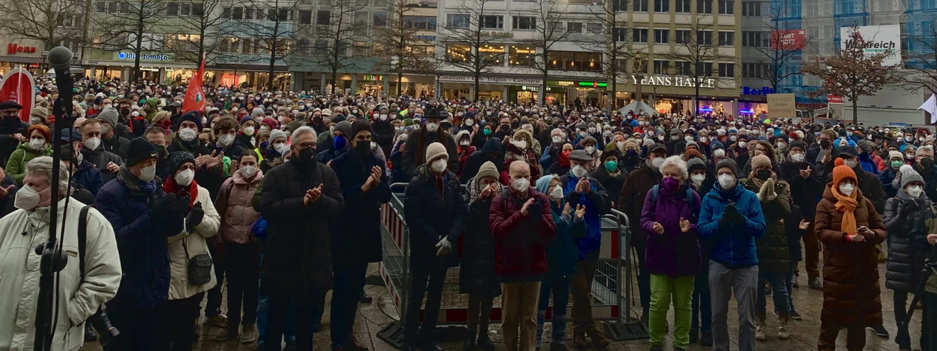 Auf dem Ulmer Münsterplatz sind am Samstag geschätzte 5000 Menschen dem angemeldeten Aufruf eines breiten Bündnisses aus der Stadtgesellschaft gefolgt, um ein Zeichen gegen die unangemeldeten Corona-Spaziergänge und für den deutschen Rechtsstaat zu setzen. Bei der Kundgebung sprach u.A. Alt-OB Ivo Gönner. 
