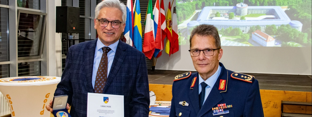 Gunter czisch geehrt mit Kommandomedaille — © Bundeswehr