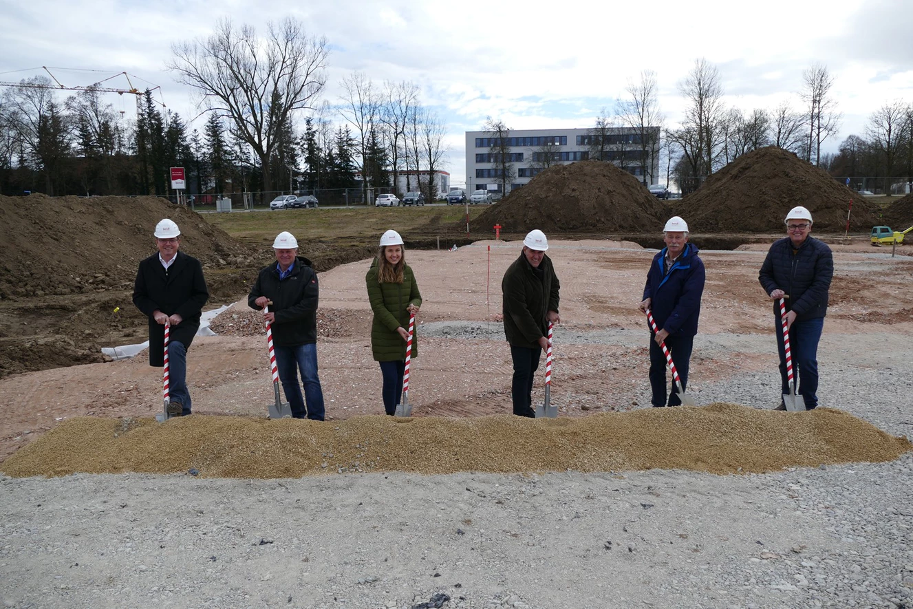 Stefan Wiedemann (Geschäftsführender Gesellschafter Firma Bendl), Architekt Martin Brenner, Bauleiterin Lena Bayer, Bürgermeister Christian Konrad, Baureferent Willi Riedel und Kindergartenreferent Horst Galgenmüller (v.l.) setzten den ersten Spatenstich. Bildnachweis: Nicole Schneider/Stadt Leipheim — © Nicole Schneider/Stadt Leipheim