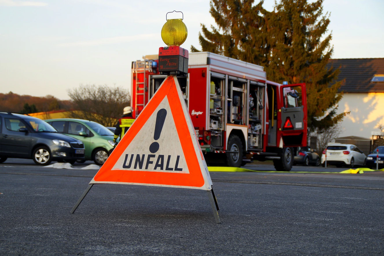 Ein Warndreieck bei einem Unfall