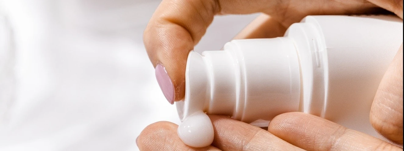 Hand mit Creme