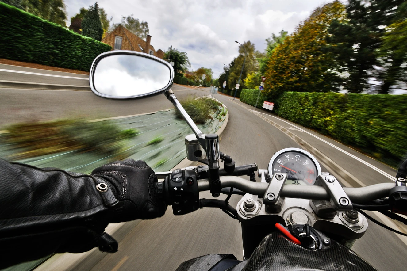 Ein schneller Motorradfahrer