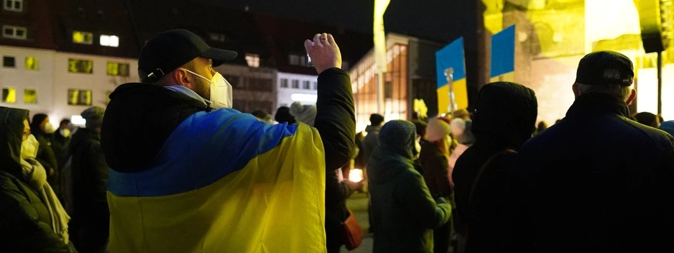 Ein Demonstrant bei der Ukraine Kundgebung auf dem Münsterplatz