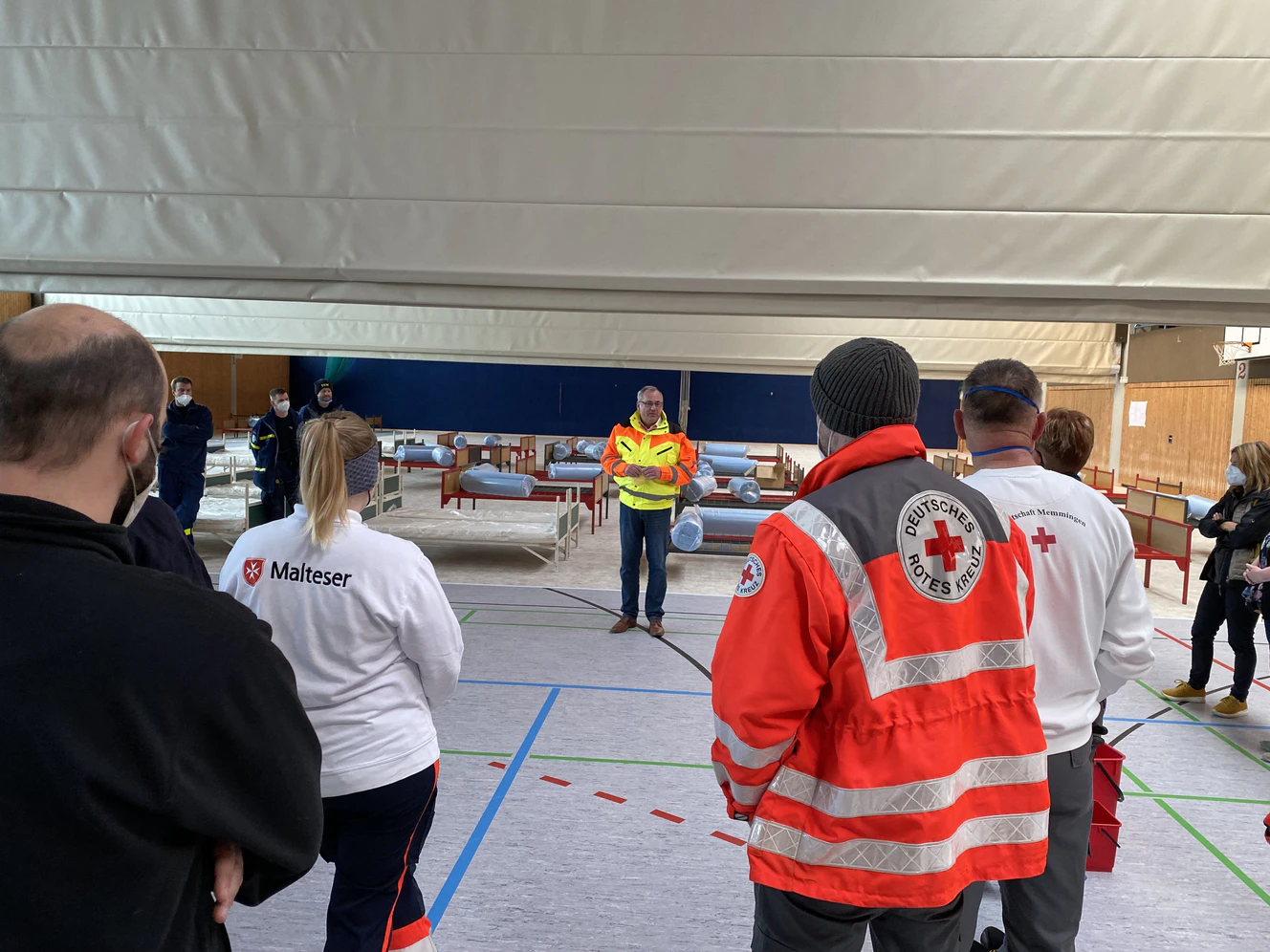 Notunterkunft für Ukrainische Flüchtlinge in der Turnhalle der Johann-Bierwirth-Schule in Memmingen — © Alexandra Wehr/ Pressestelle Stadt Memmingen