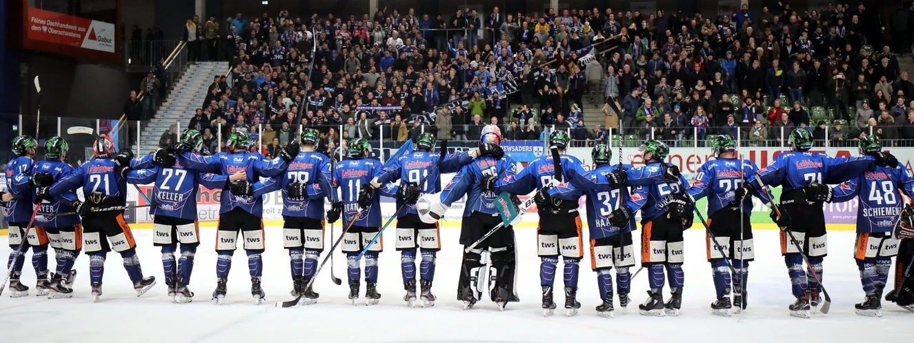 Spieler und Fans der Eishockymannschaft aus Ravensburg