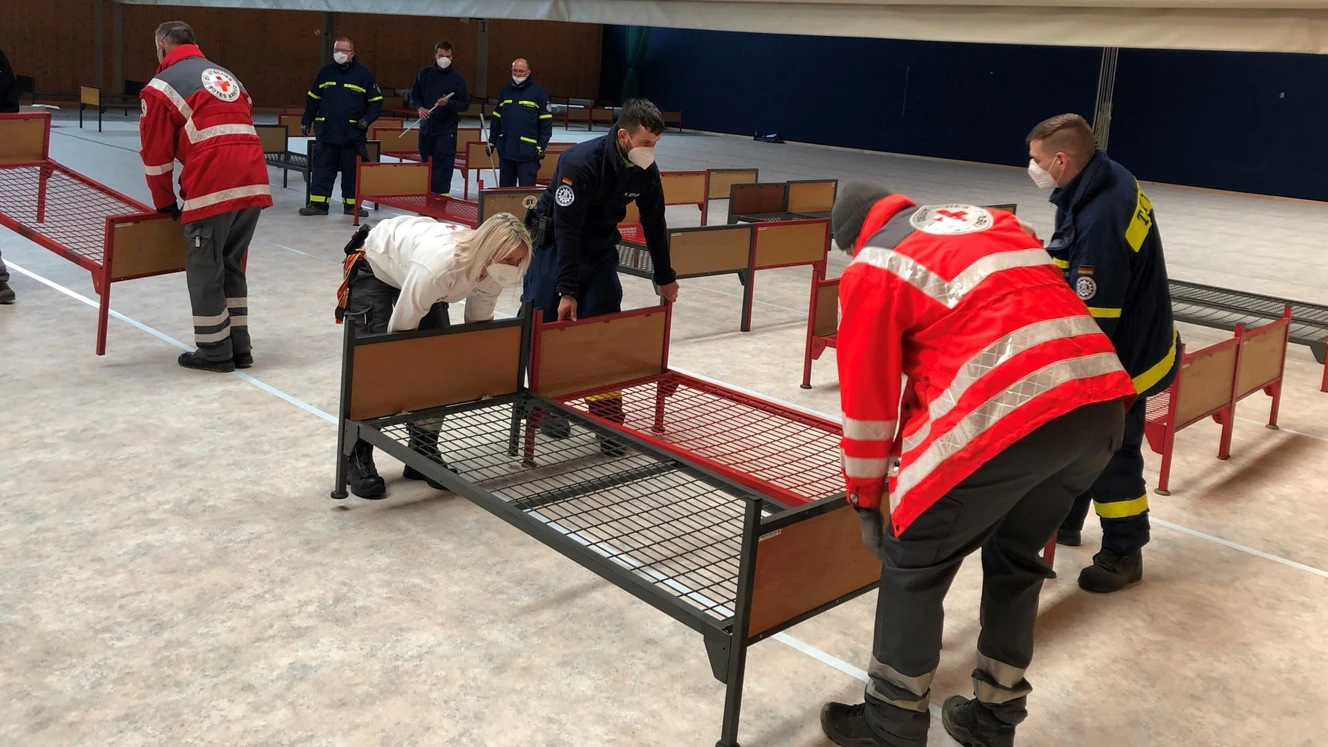Notunterkunft für Ukrainische Flüchtlinge in der Turnhalle der Johann-Bierwirth-Schule in Memmingen — © Alexandra Wehr/ Pressestelle Stadt Memmingen