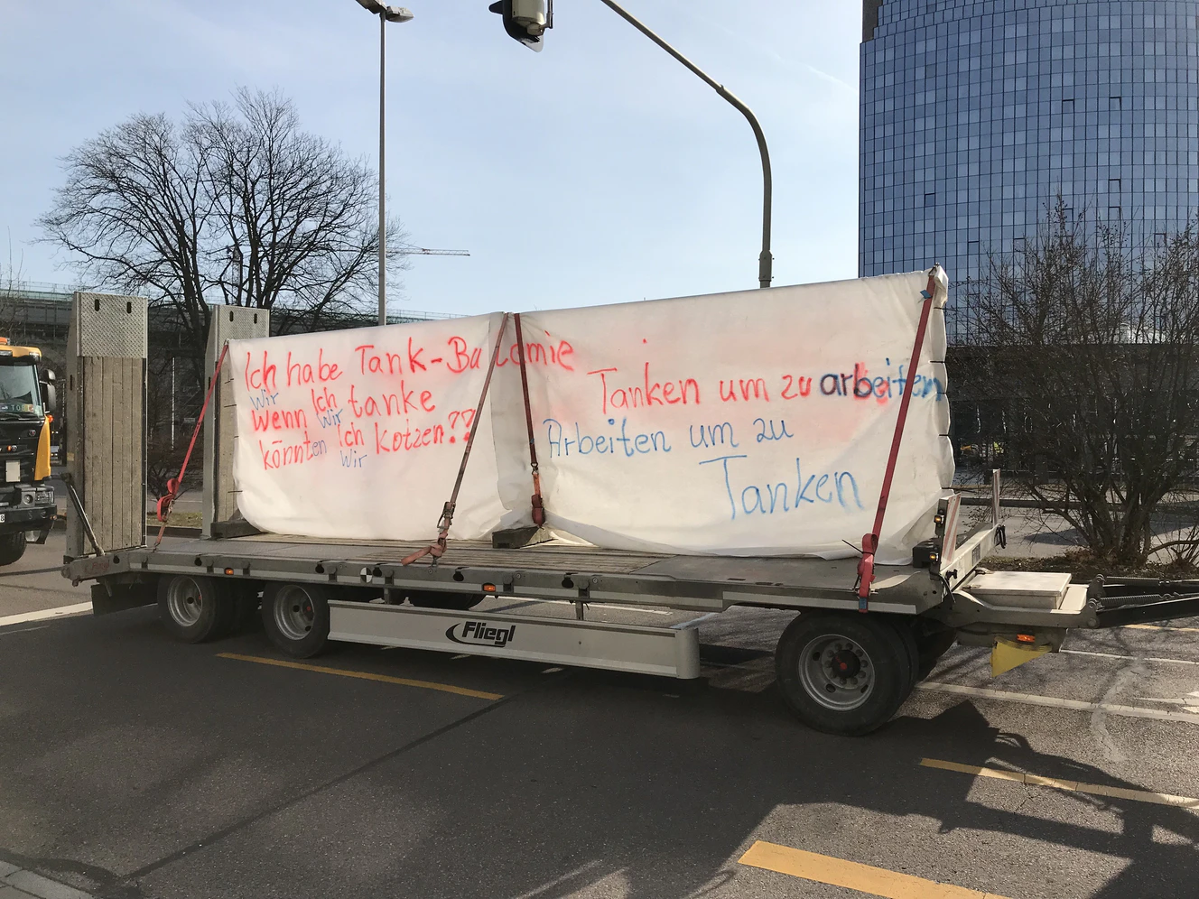 Steigende Spritpreise: LKW Fahrer protestieren lautstark in Ulm! LKW Fahrer protestieren lautstark in Ulm! Die steigenden Spritpreise zwingen die Logistikerbranche in die Knie. Der Bundesverband hatte bereits vor einer drohenden Pleitewelle gewarnt. Heute waren viele LKW-Fahrer deshalb aus Protest auf den Straßen – und zwar sehr laut! Wie hier in Ulm zu sehen und zu hören ist.