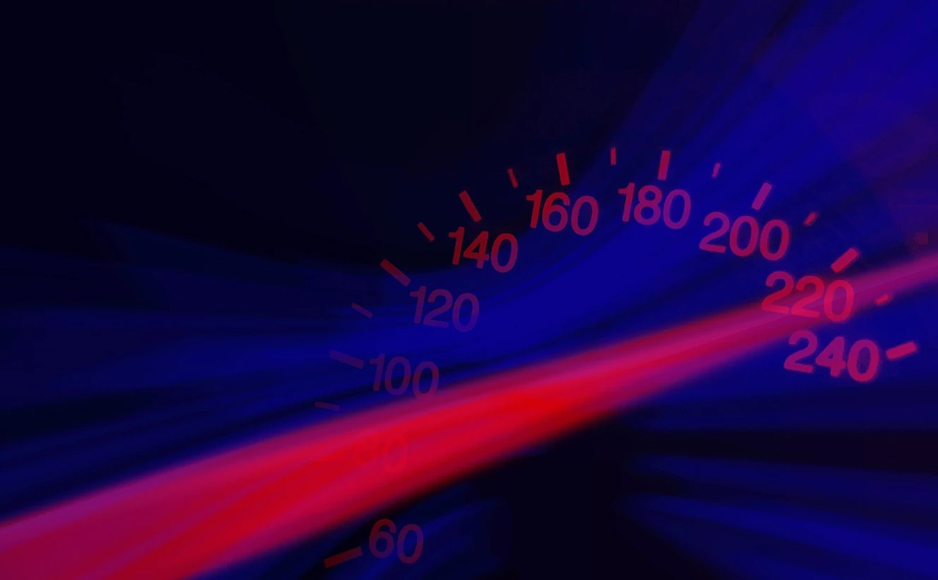 Ein Tacho bei 220 km/h