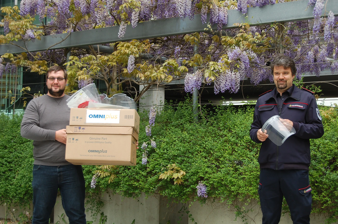 Übergabe der Spritzschutz-Visiere — © Digitalisierungszentrum Ulm Alb-Donau Biberach