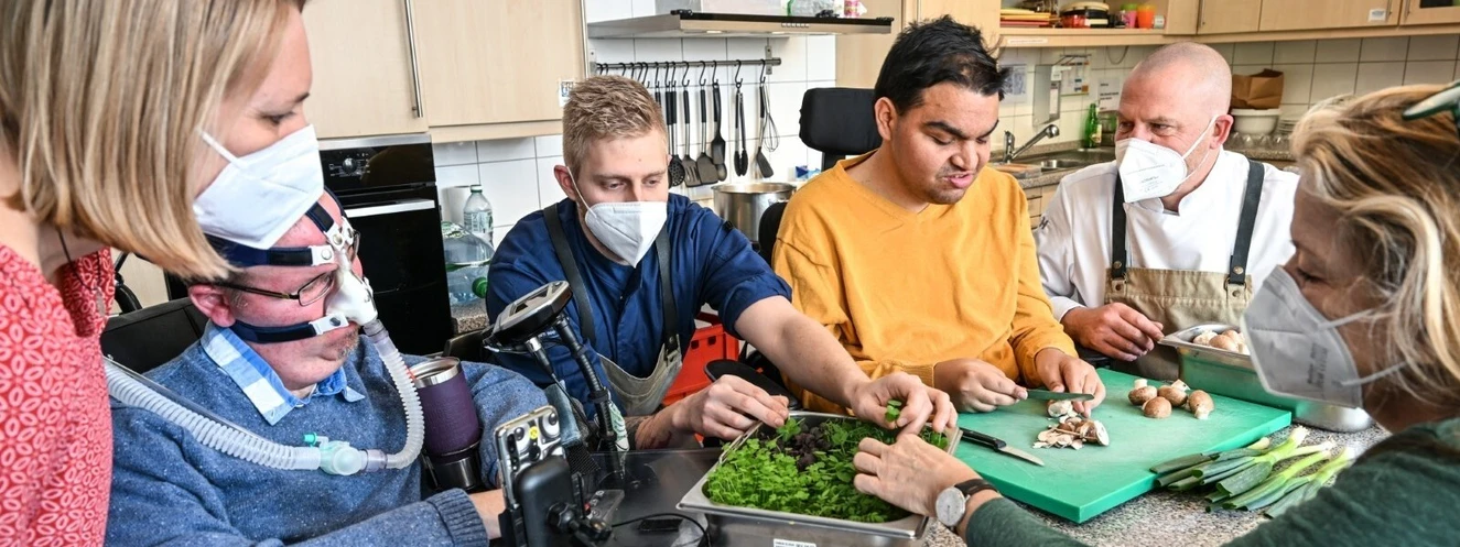 Gäste bei Rolli-Küche — © Felix Kästle/St. Elisabeth-Stiftung