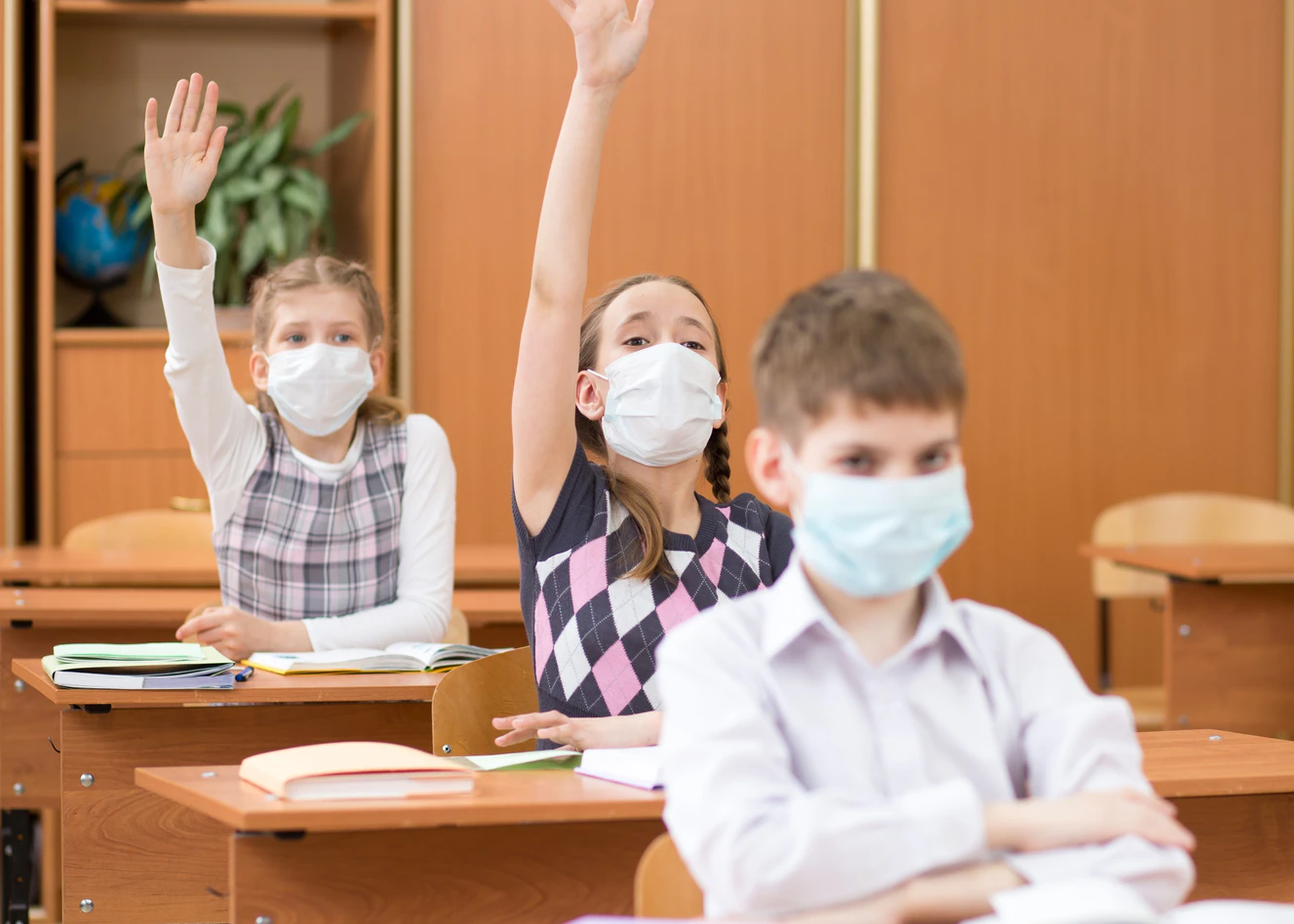 Menschen mit Masken im Alltag