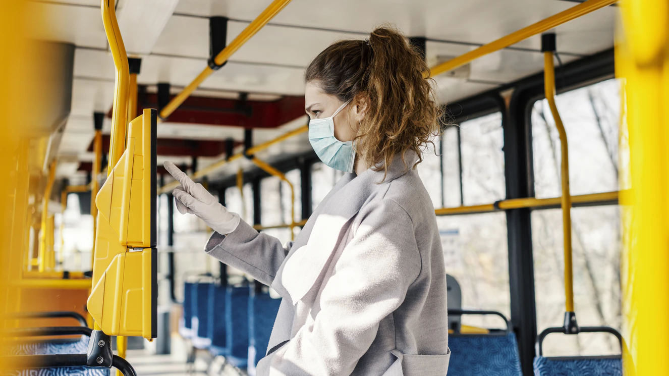 Menschen mit Masken im Alltag
