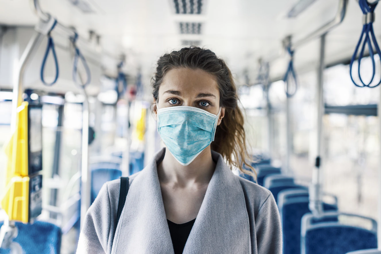 Menschen mit Masken im Alltag