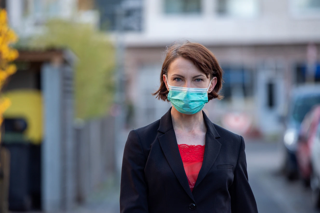 Menschen mit Masken im Alltag