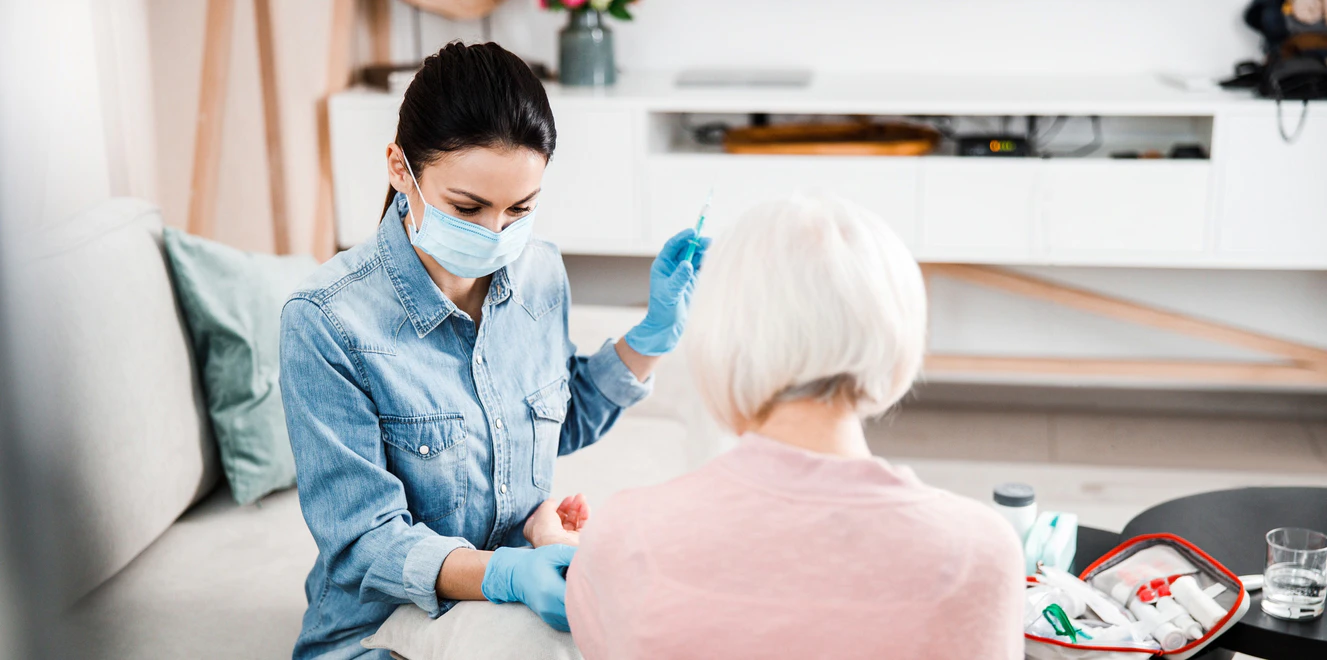 Menschen mit Masken im Alltag