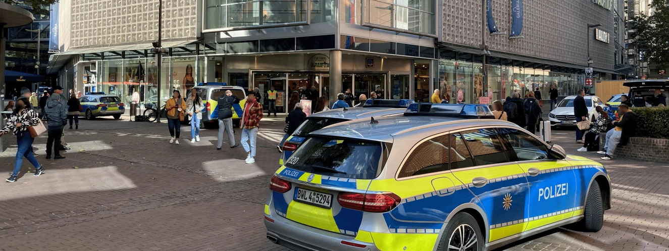 Polizei vor Galeria Kaufhof Ulm