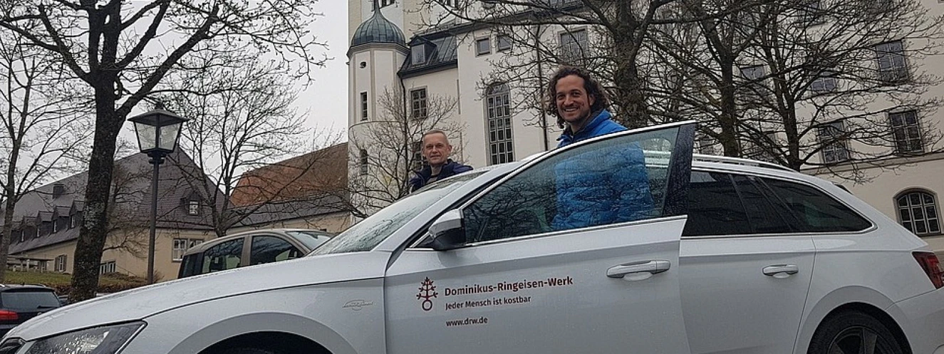 Nach vielen, nervenaufreibenden Tagen der Vorbereitung geht es jetzt los: Dr. Eugen Telnykh (links) und Wolfgang Unger vom Dominikus-Ringeisen-Werk bilden die Vorhut, die die über 120-köpfige Gruppe aus der Ukraine in Polen erstmals begrüßen wird. — © Dominikus-Ringeisen-Werk
