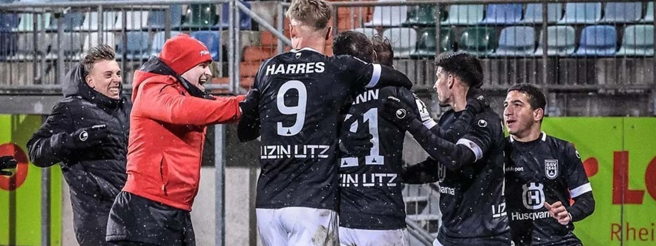 Der SSV bleibt zum vierten Mal in Folge ohne Gegentor und siegt mit 1:0 beim FK Pirmasens. Drei Punkte holen sich die Spatzen damit noch obendrauf und werden über Nacht Tabellenführer. — © SSV Ulm 1846 Fußball