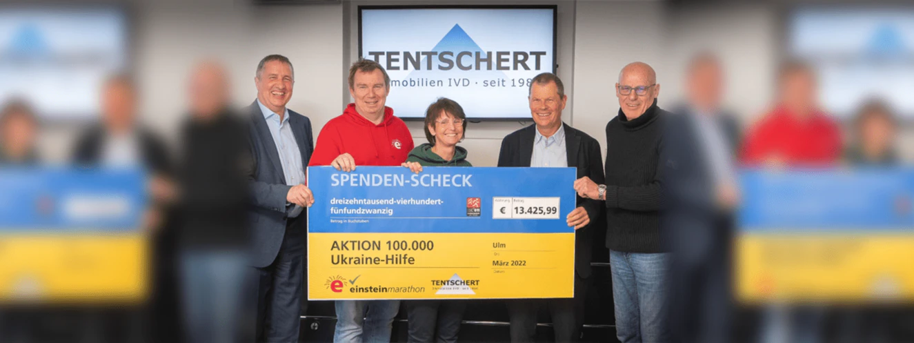 Spendenscheck — © Volkmar Könneke, SÜDWEST PRESSE