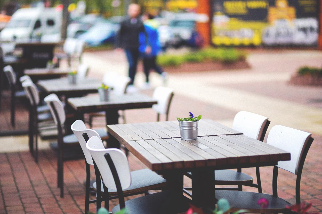 Ein leerer Biergarten