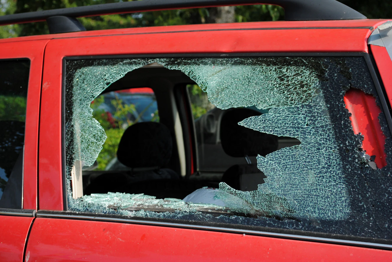 Eine eingeschlagene Autoscheibe — © Symbolbild
