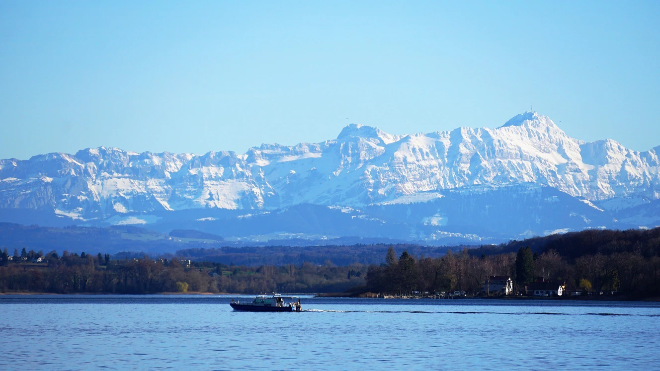 Polizeiboot am Bodensee mit Alpenblick