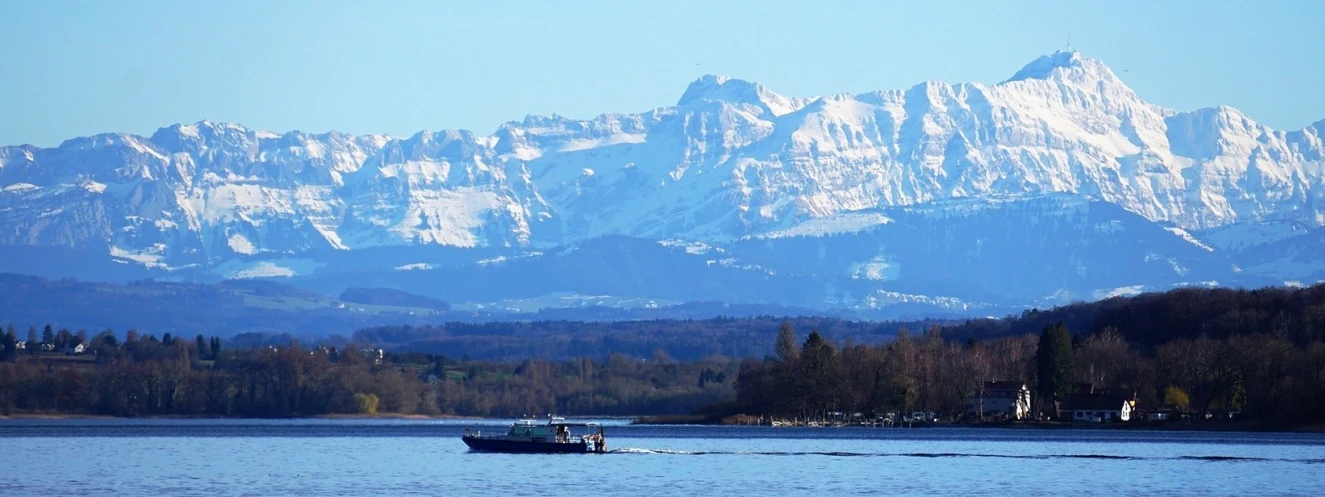 Polizeiboot am Bodensee mit Alpenblick
