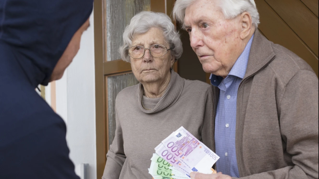 Ein Betrüger, der einem alten Ehepaar Geld wegnehmen will