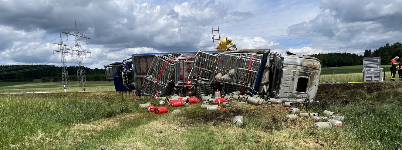 Lkw brennt bei Laichingen aus durch Gasflaschenexplosion — © Thomas Heckmann
