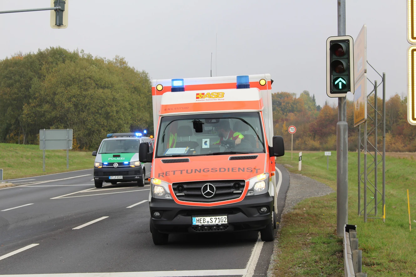 Ein Rettungswagen auf einer Straße — © Symbolbild