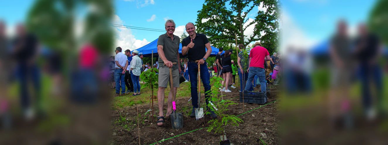 Stiftungsvorstand Andreas Kiefer und Alexander André Schulze, Vorstandsmitglied der Volksbank Ulm-Biberach, freuen sich über die gelungene Baumpflanzaktion zum Illertisser "Klimawald". — © Volksbank Ulm-Biberach