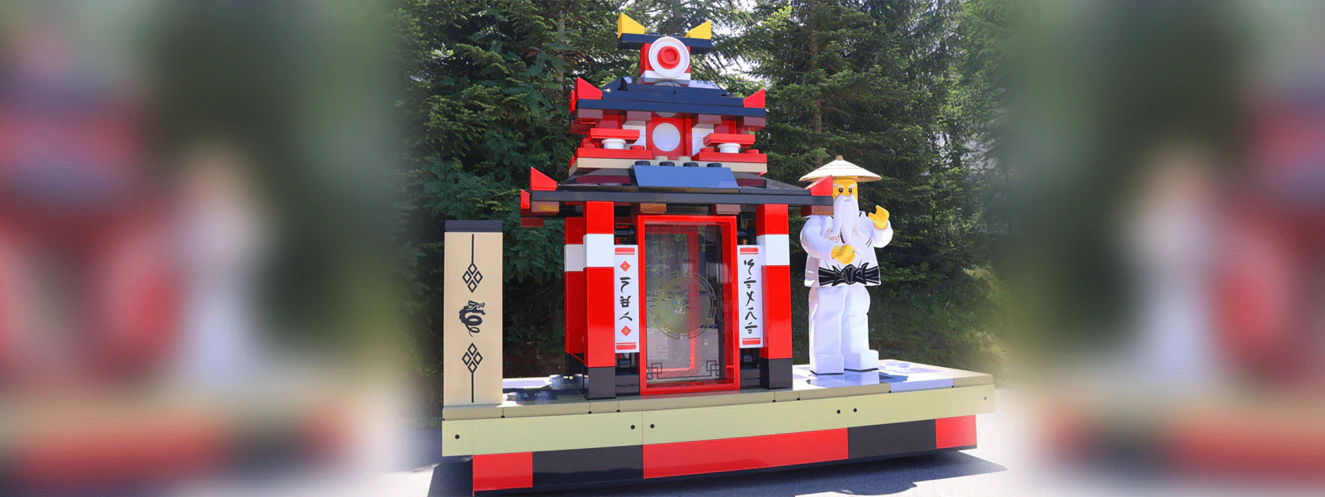 Der neue NINJAGO® Parade Wagen mit Meister Wu im LEGOLAND® Deutschland. — © LEGOLAND®