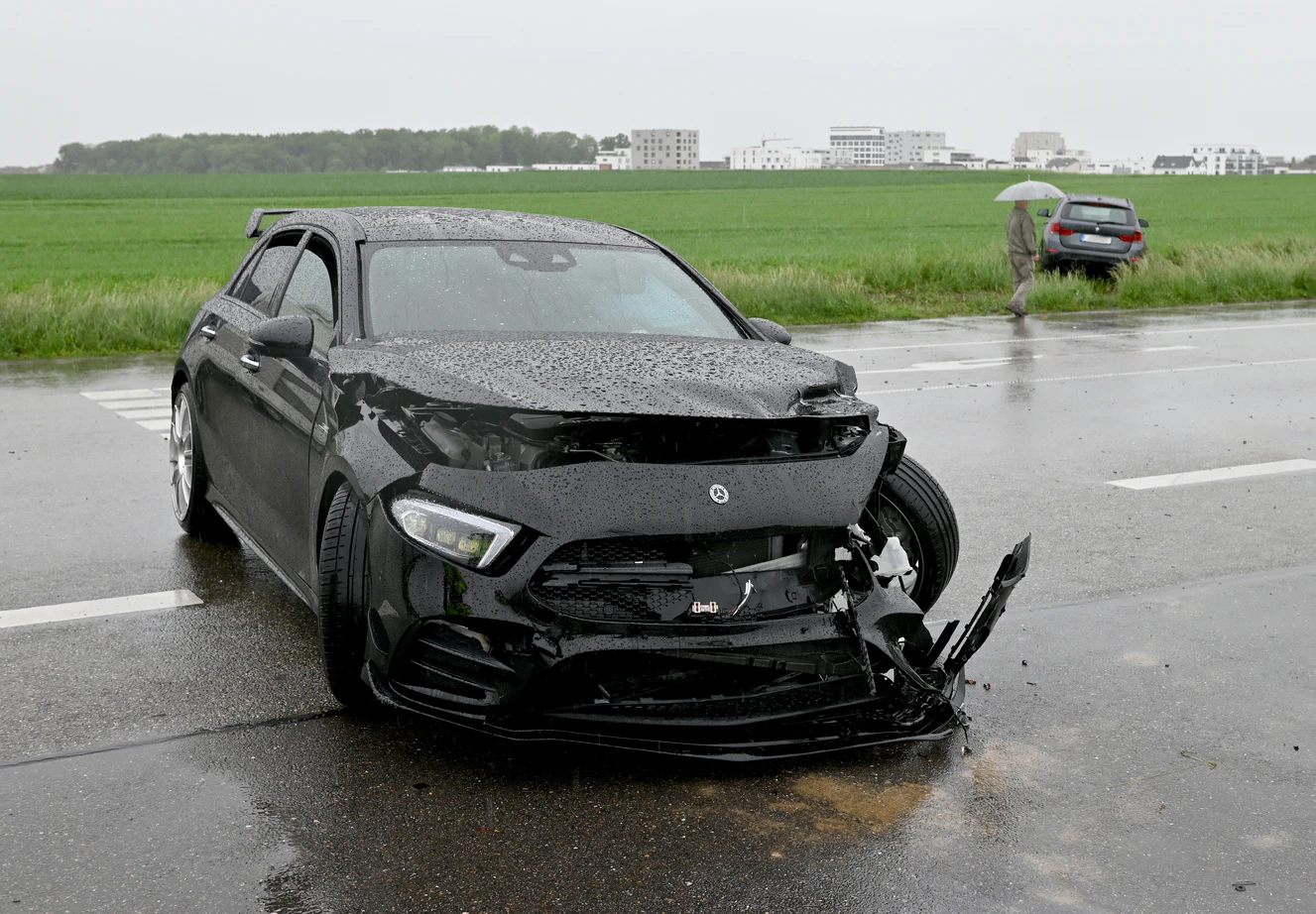Ein verunfallter Mercedes auf der B19 — © Thomas Heckmann